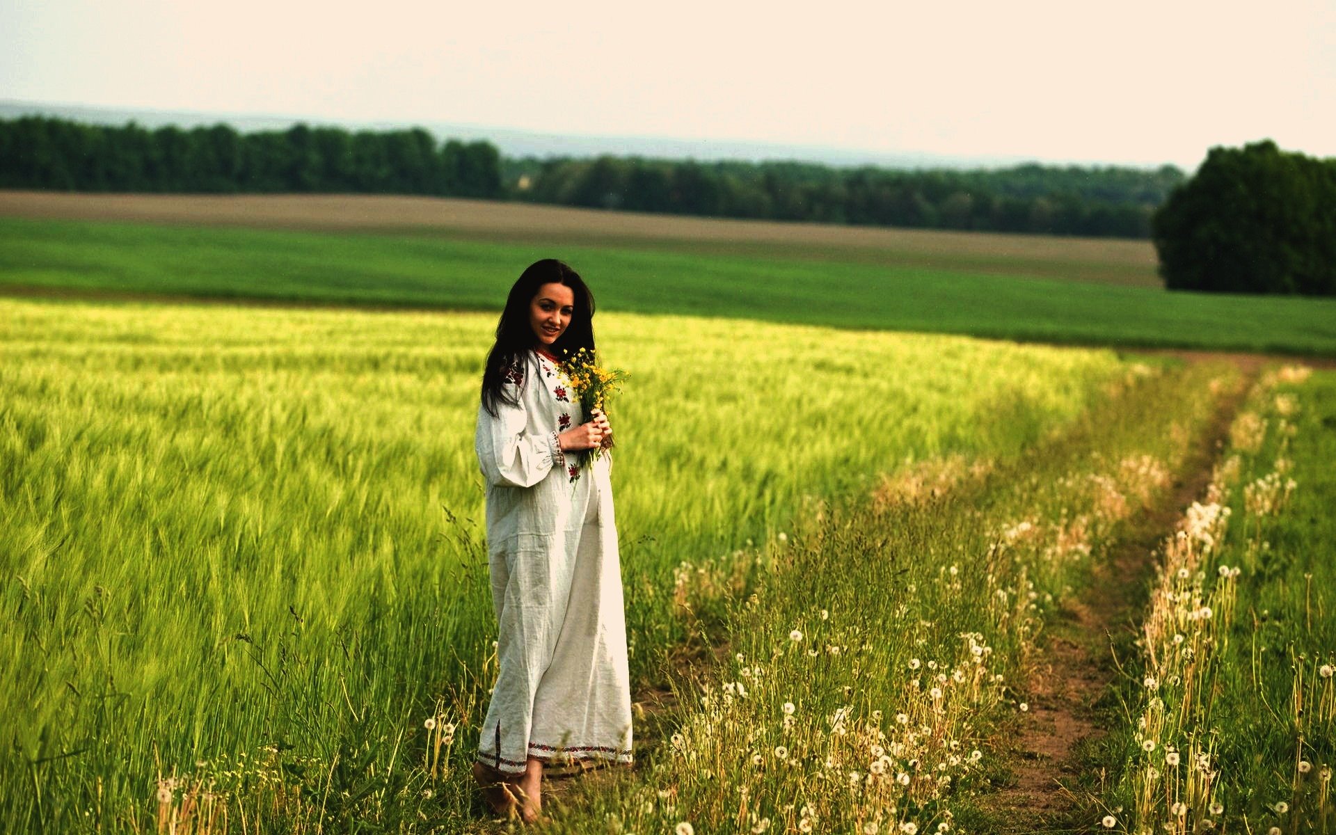 Women in Slavic costumes in Aracaju