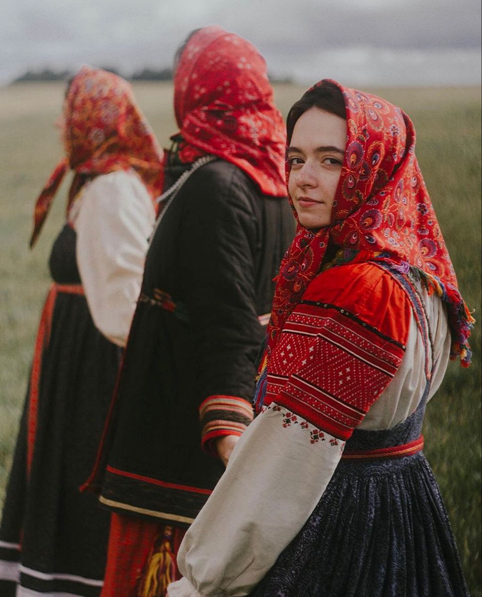 Women in Slavic costumes in Aracaju